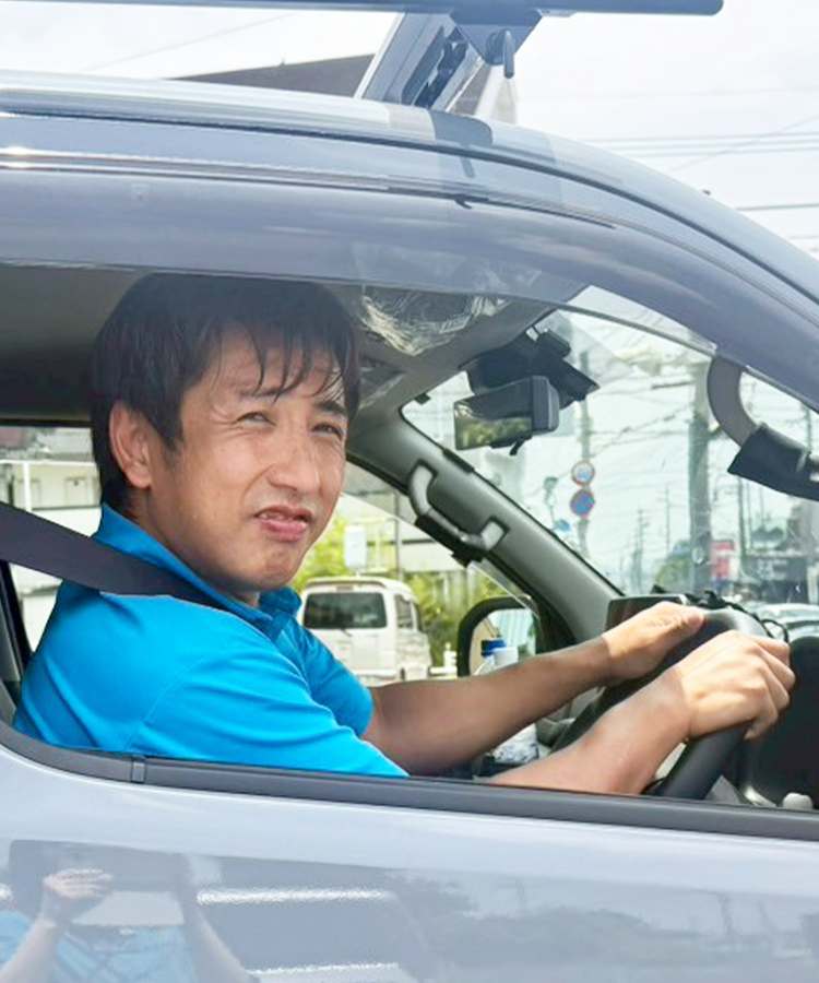車を運転している様子