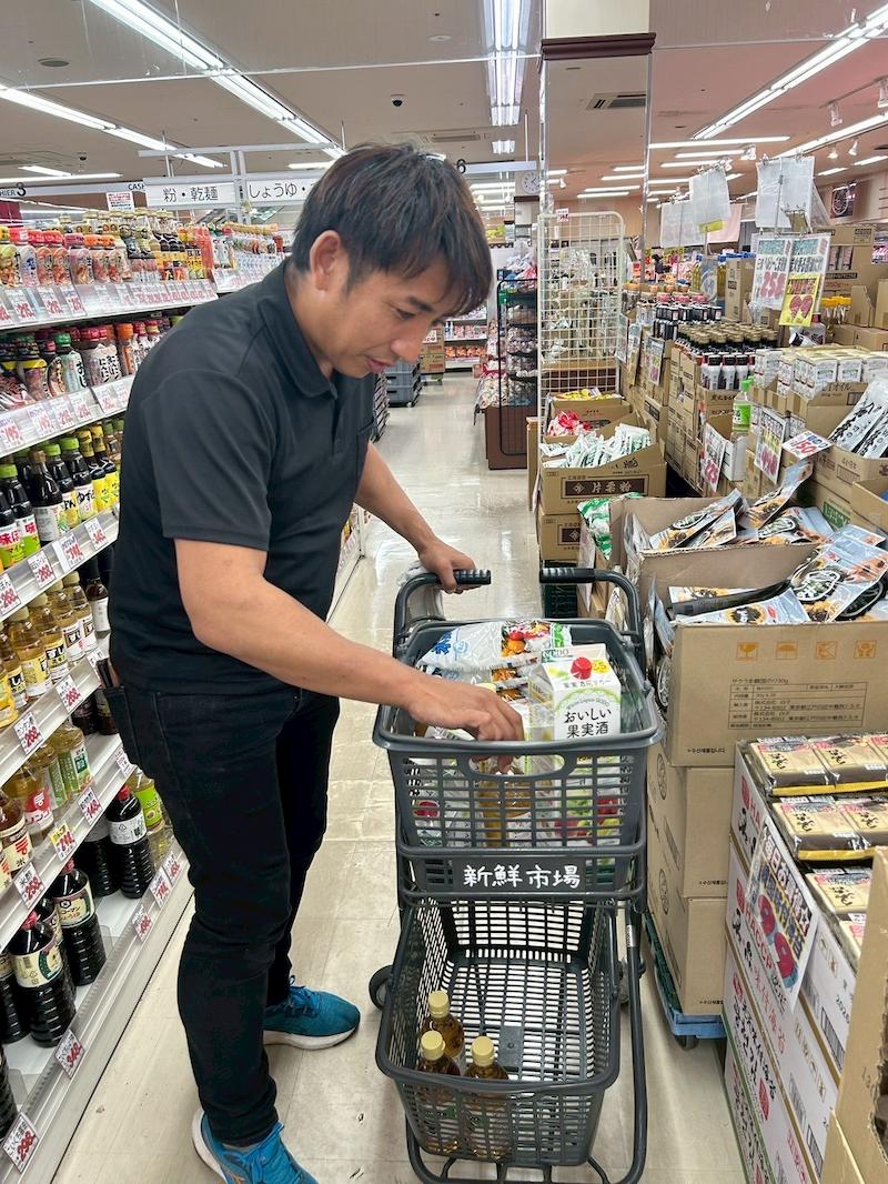 買い物をする様子