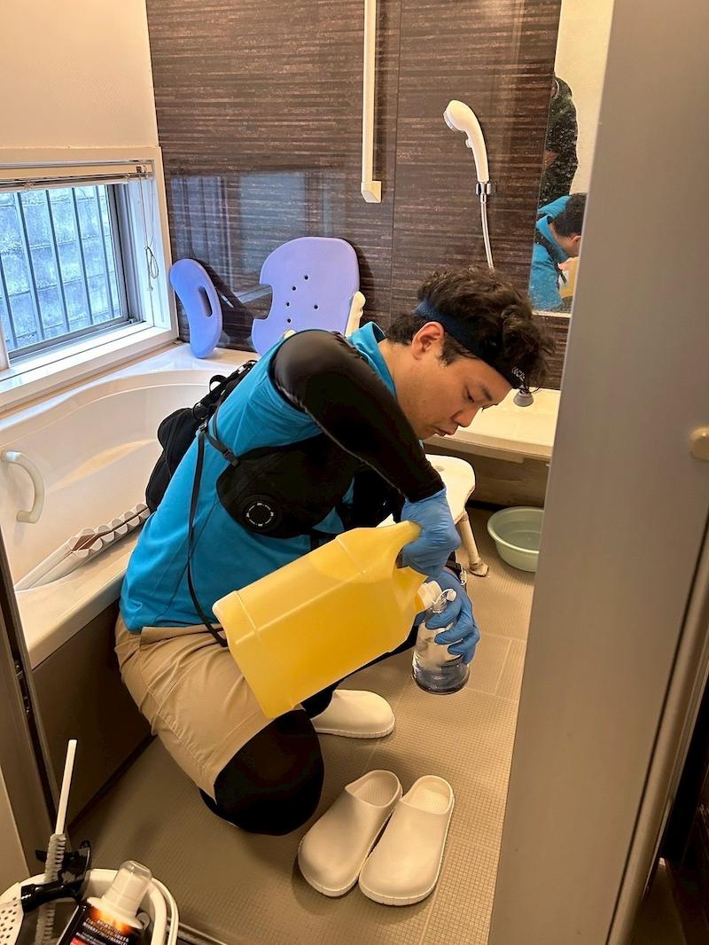 浴室の清掃をする様子