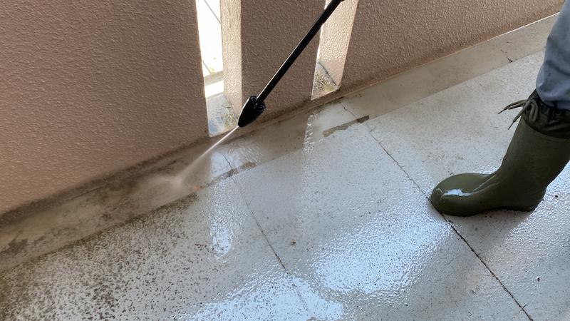 高圧洗浄機で清掃する様子