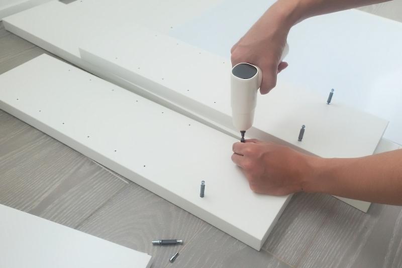 家具の組み立てをする様子